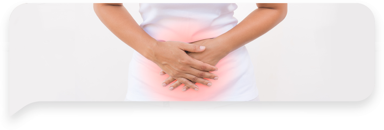 ידיי אישה מונחות אחת על השניה באזור הבטן